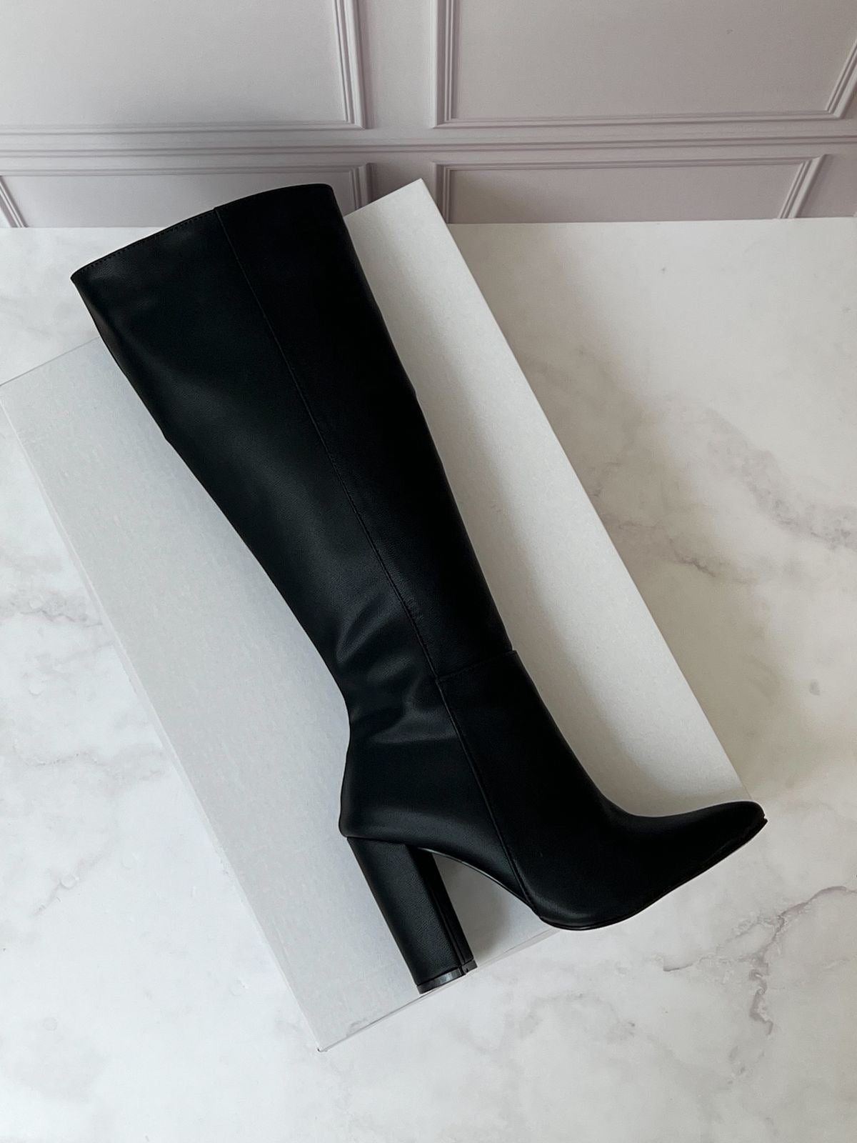 Bota negra tacón cuadrado