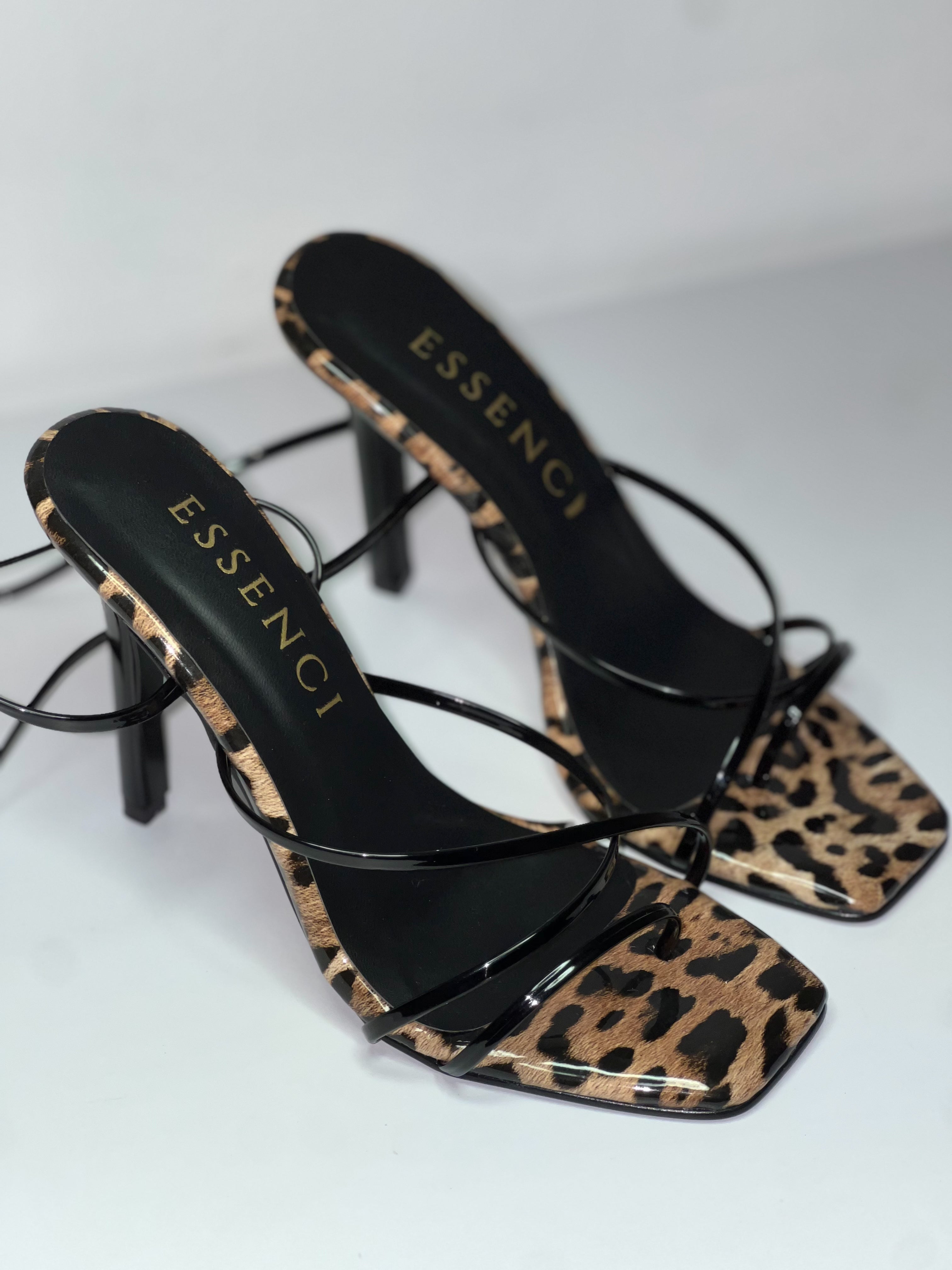 Zapatilla negra/leopardo tira larga