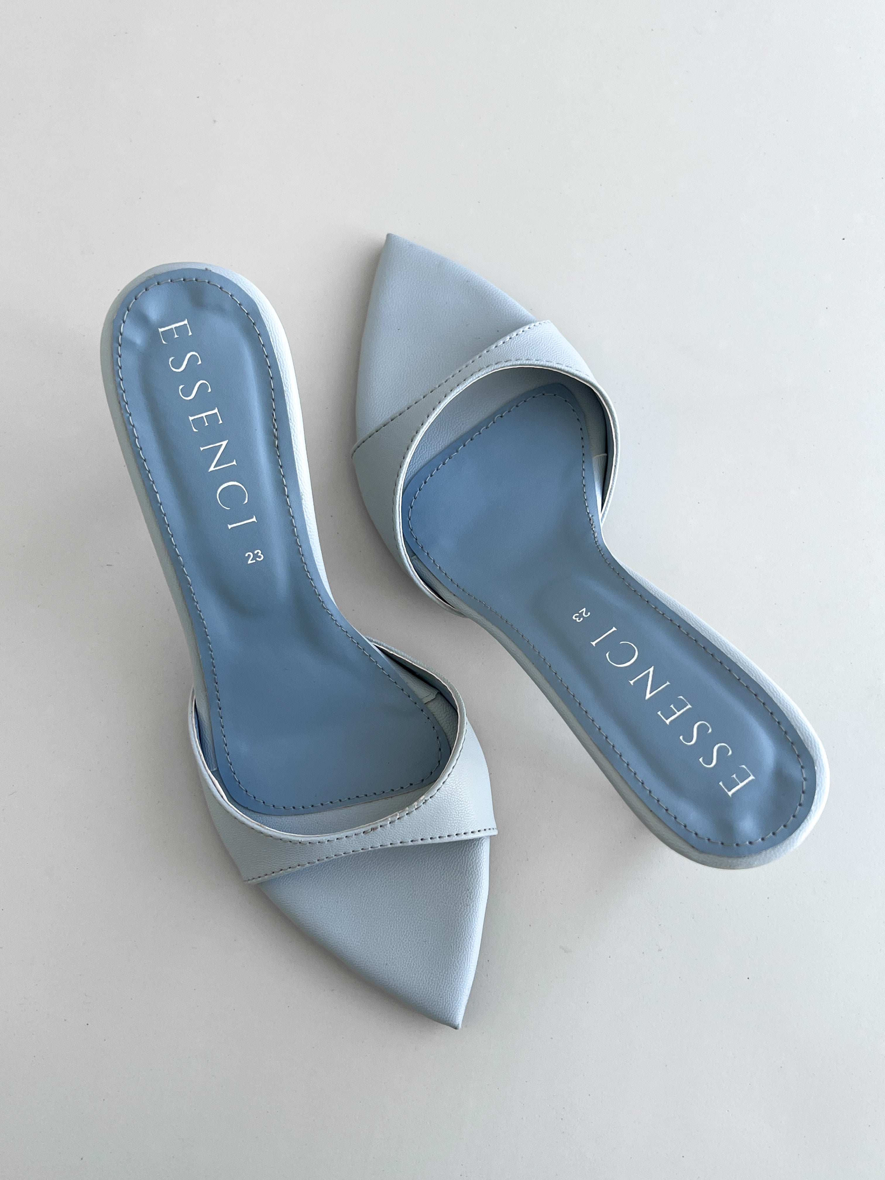 Zapatilla azul cielo