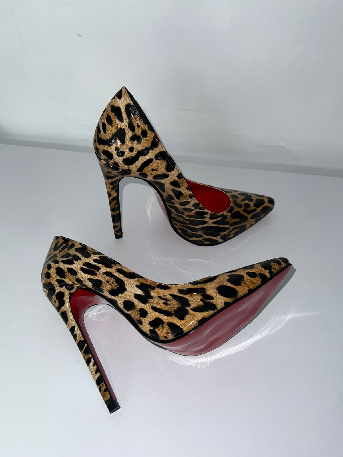 Zapatilla leopardo suela roja