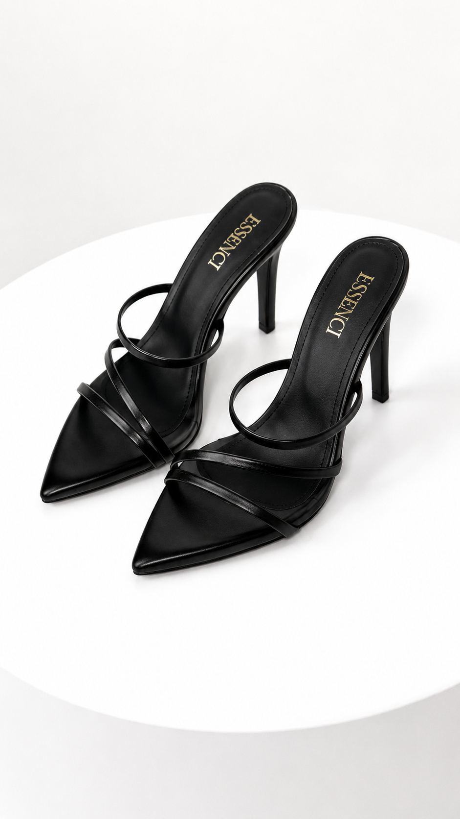 Zapatilla negra destalonada de pico