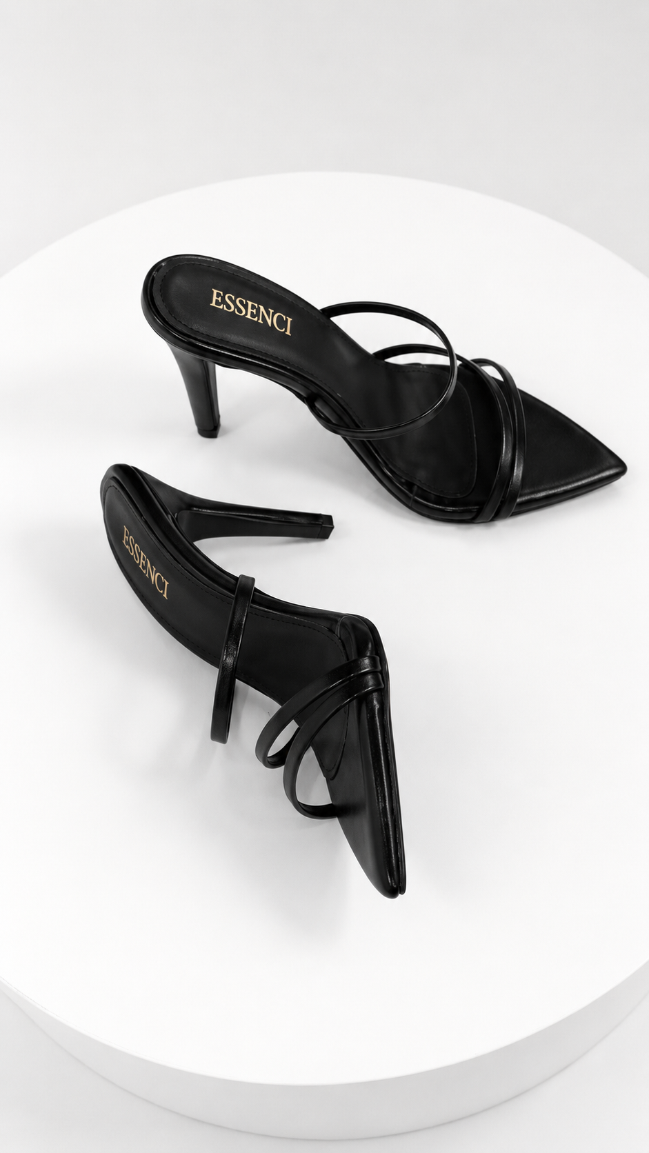 Zapatilla negra destalonada de pico