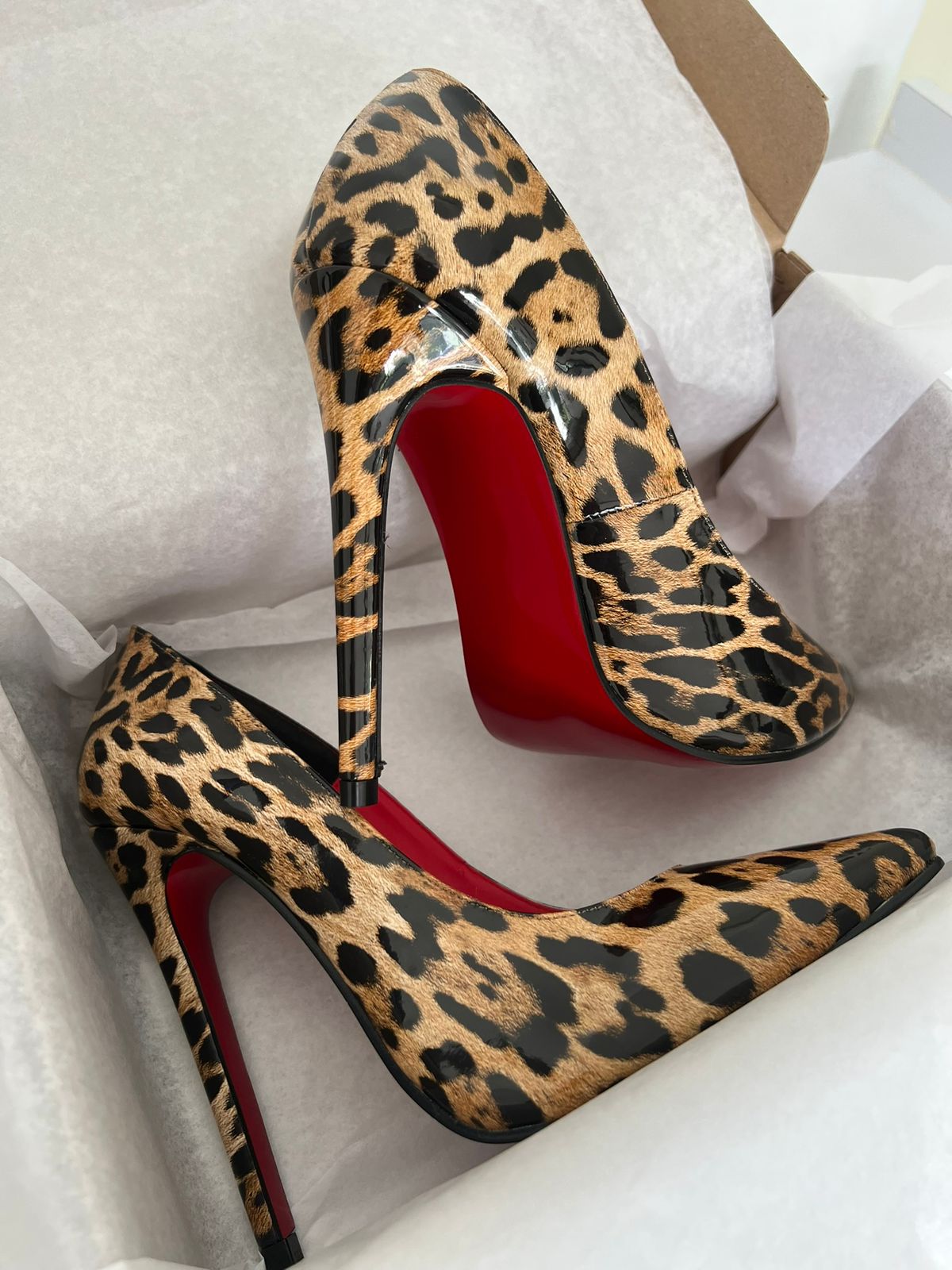 Zapatilla leopardo suela roja