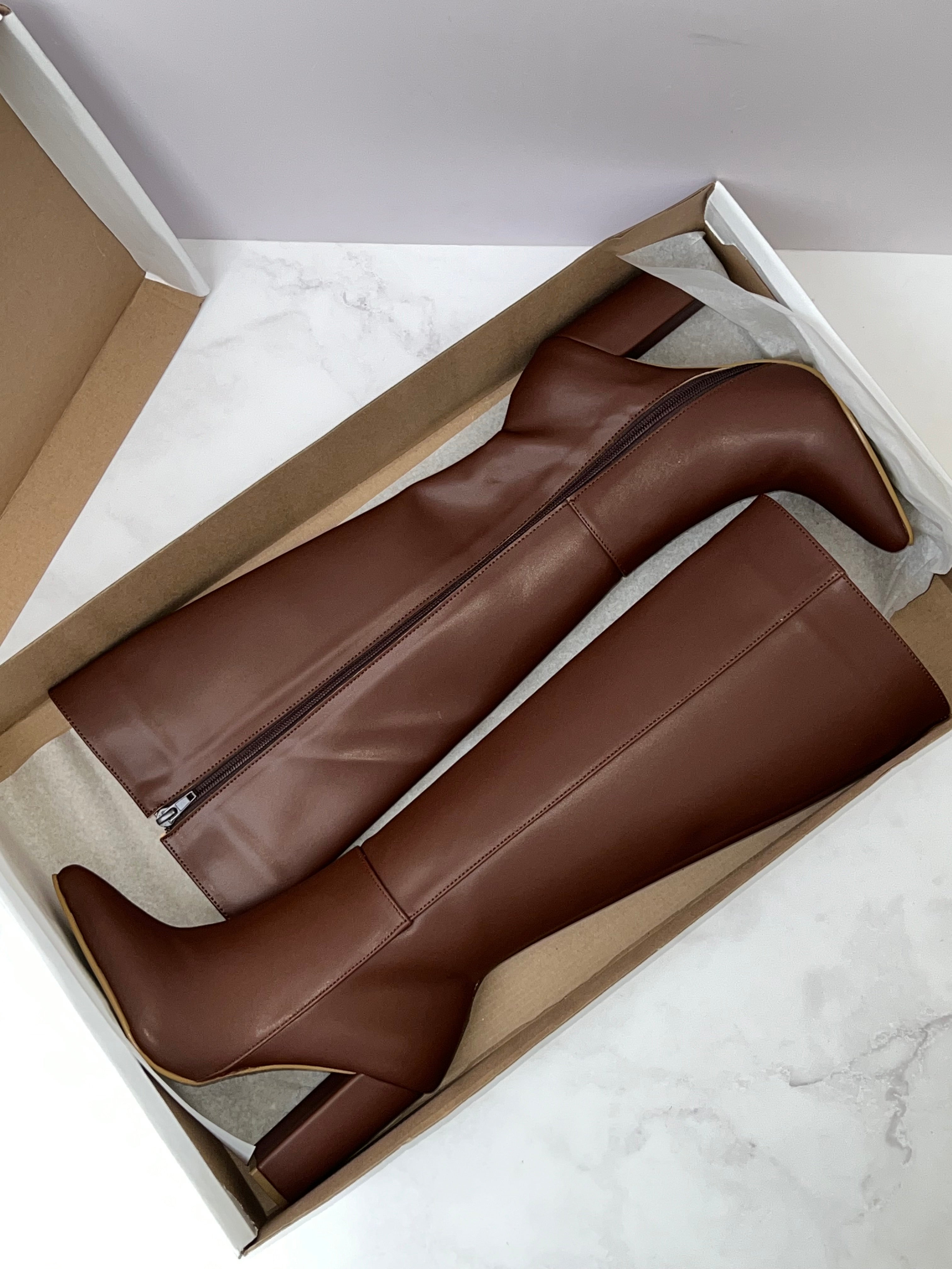 Bota chocolate tacón cuadrado.