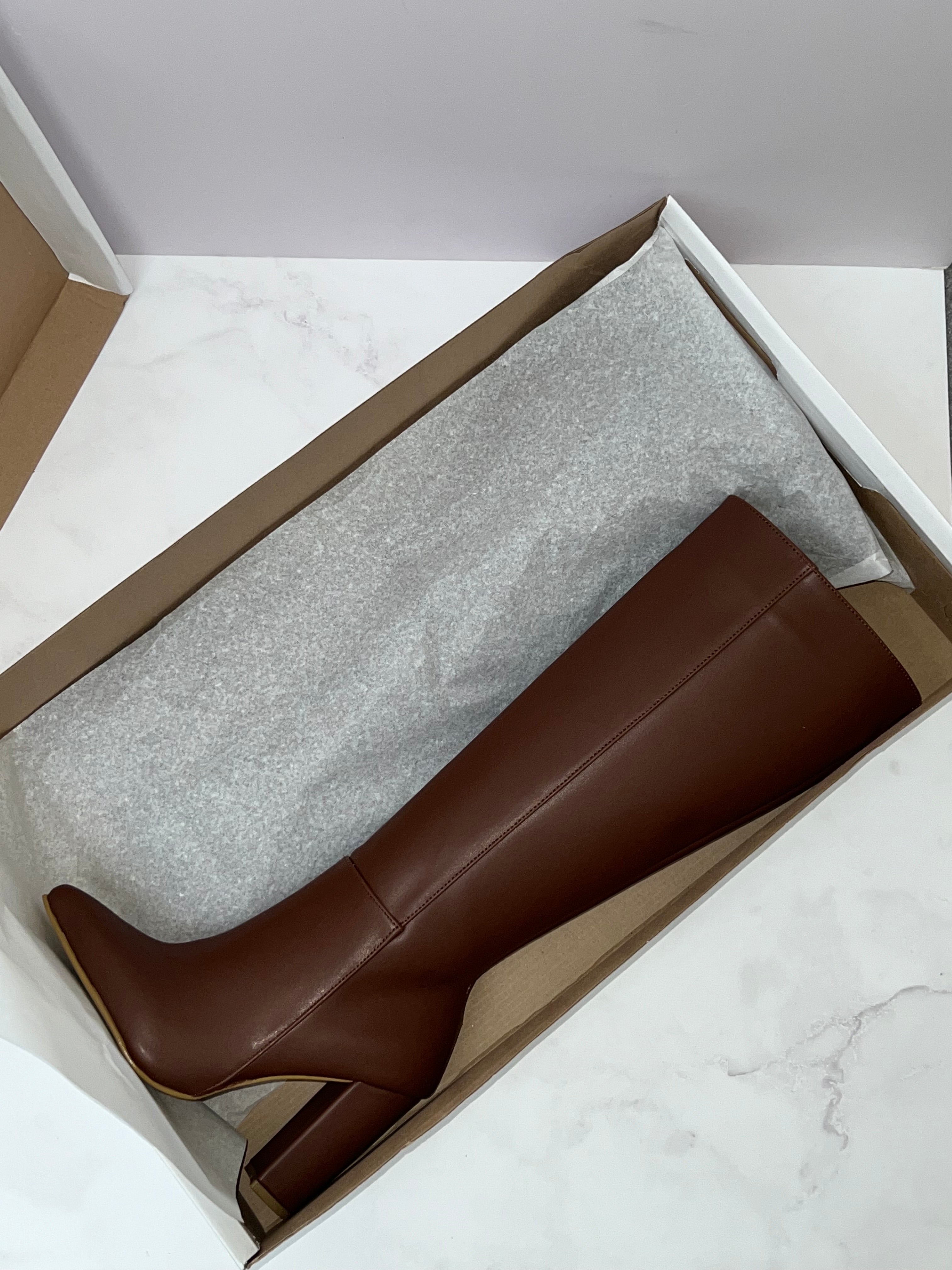 Bota chocolate tacón cuadrado.