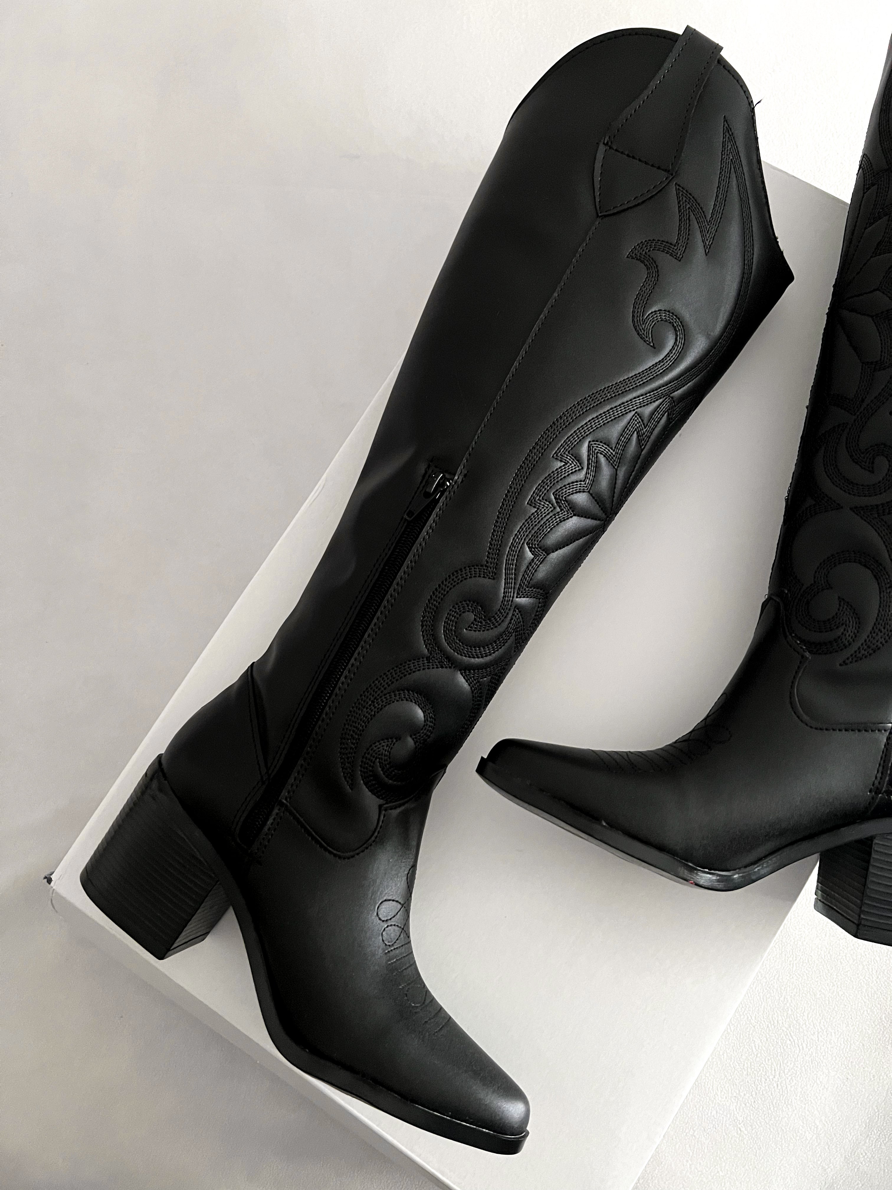 Bota vaquera negra a la rodilla