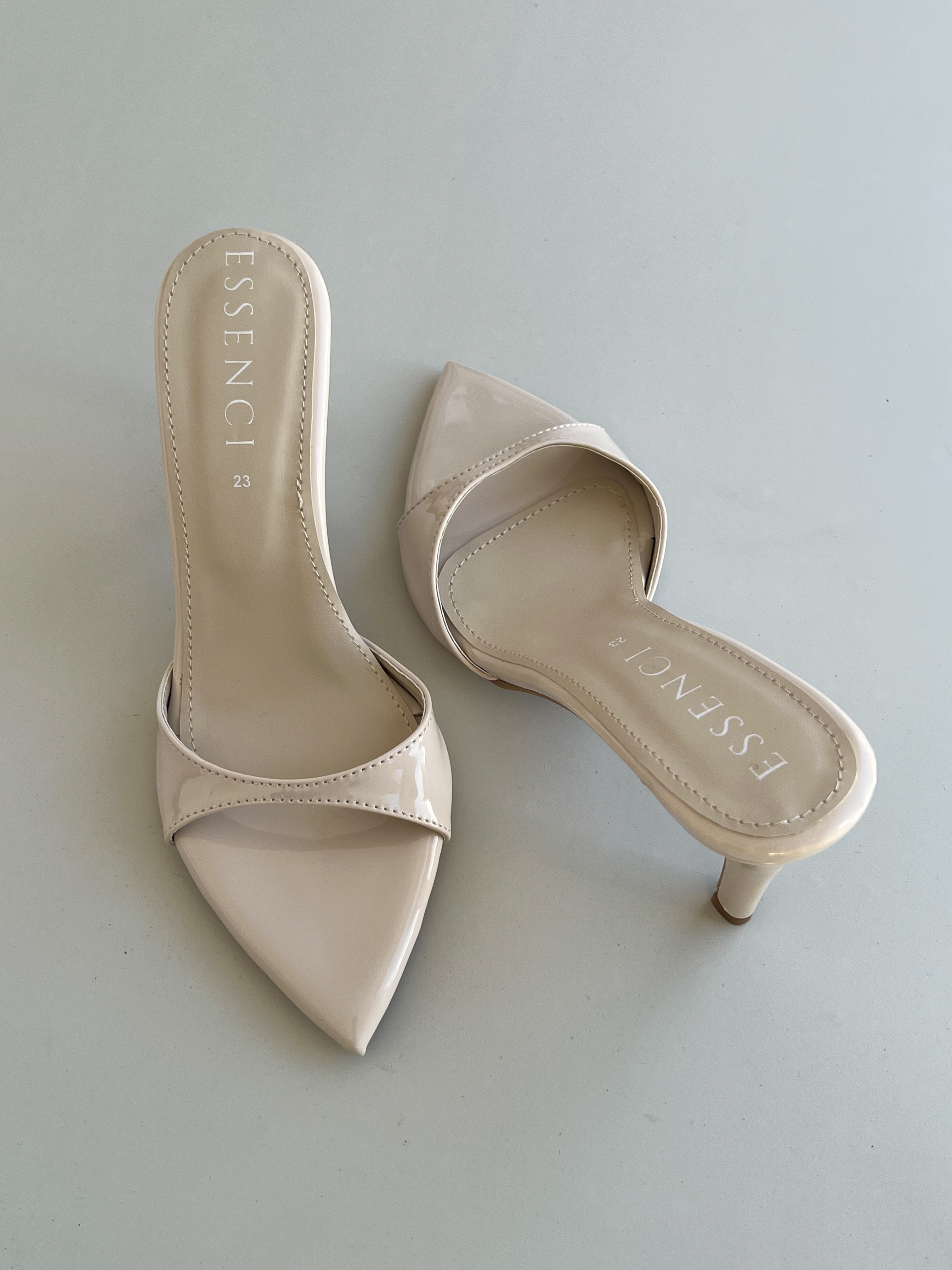 Zapatilla mule hueso