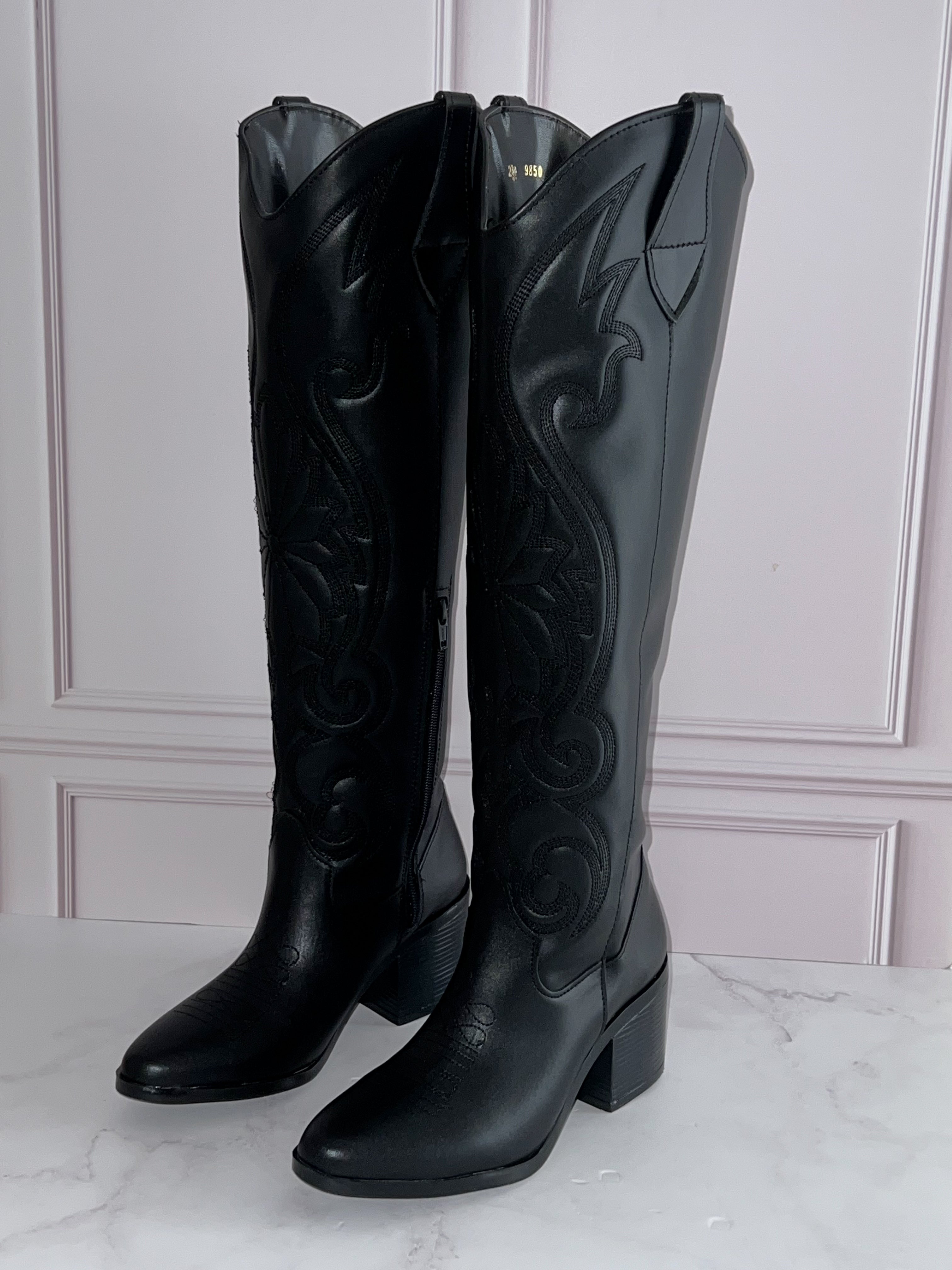 Bota vaquera negra a la rodilla