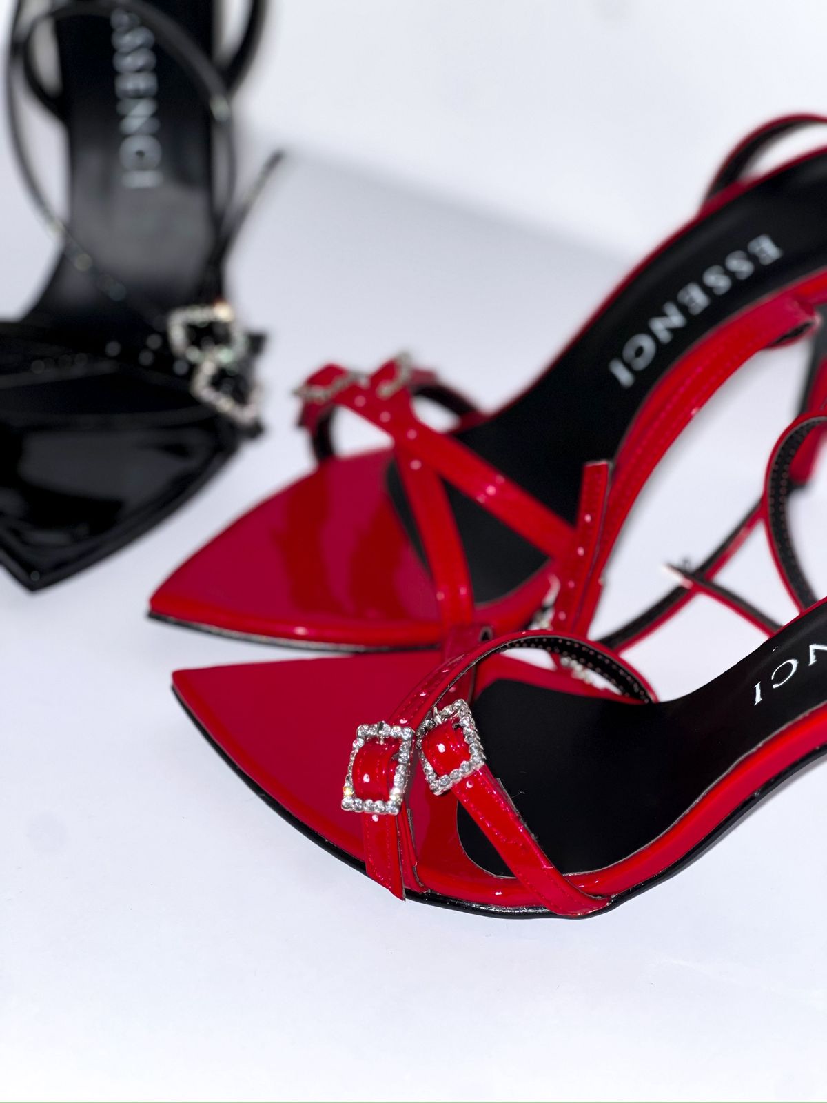 Zapatilla roja hebilla