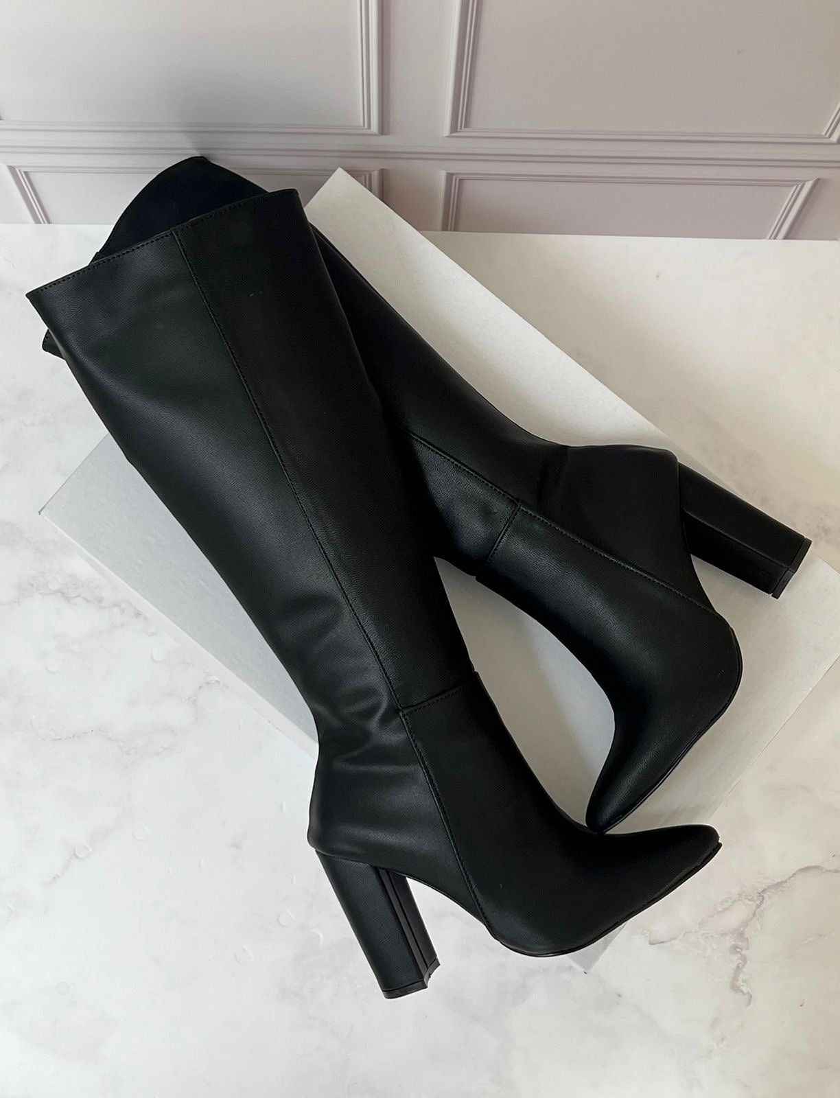 Bota negra tacón cuadrado