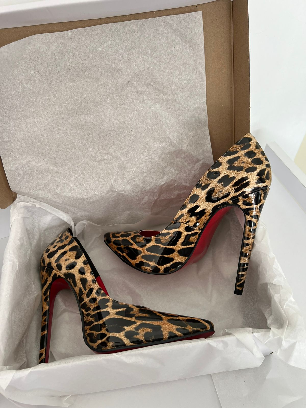 Zapatilla leopardo suela roja