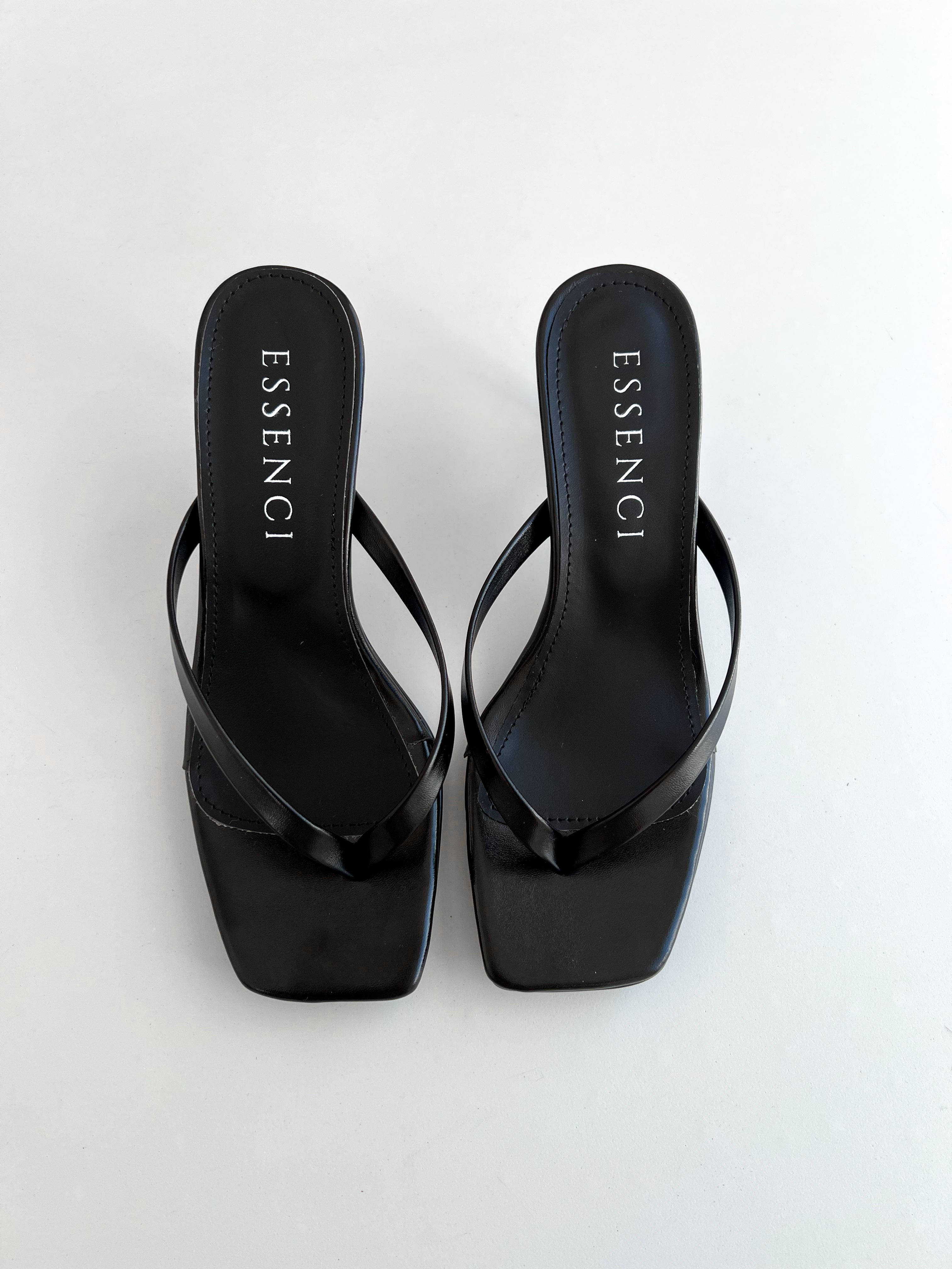 Sandalia de tacon negro