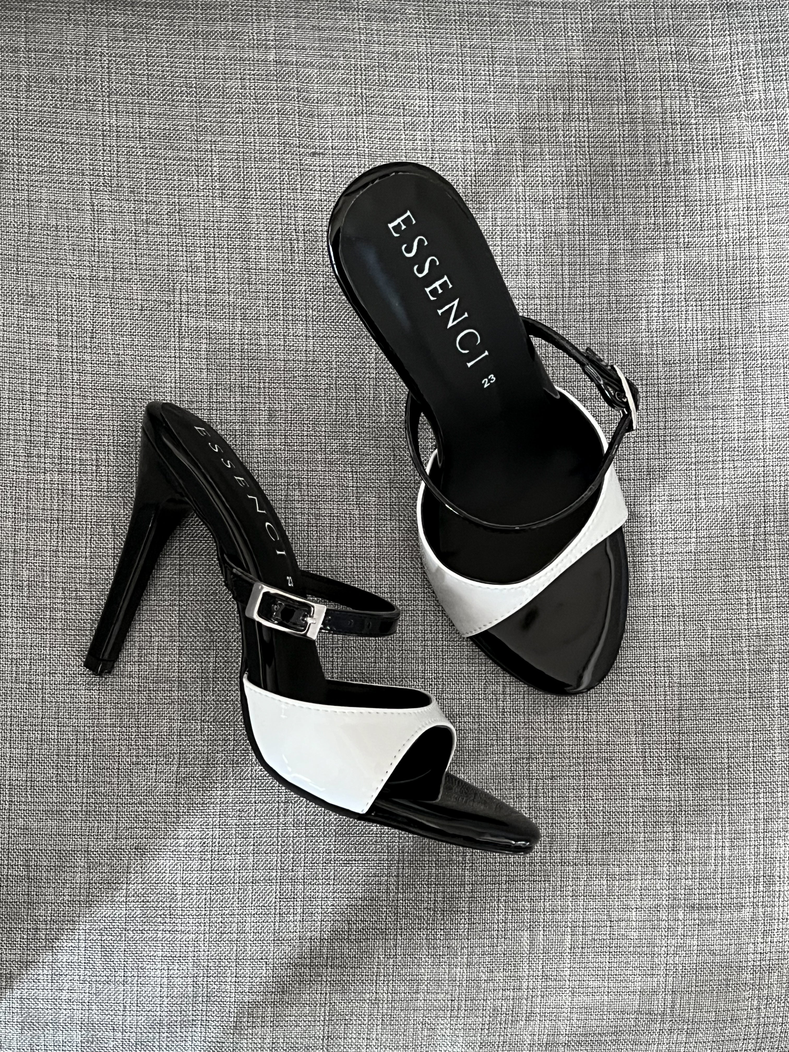Zapatilla destalonada blanco y negro