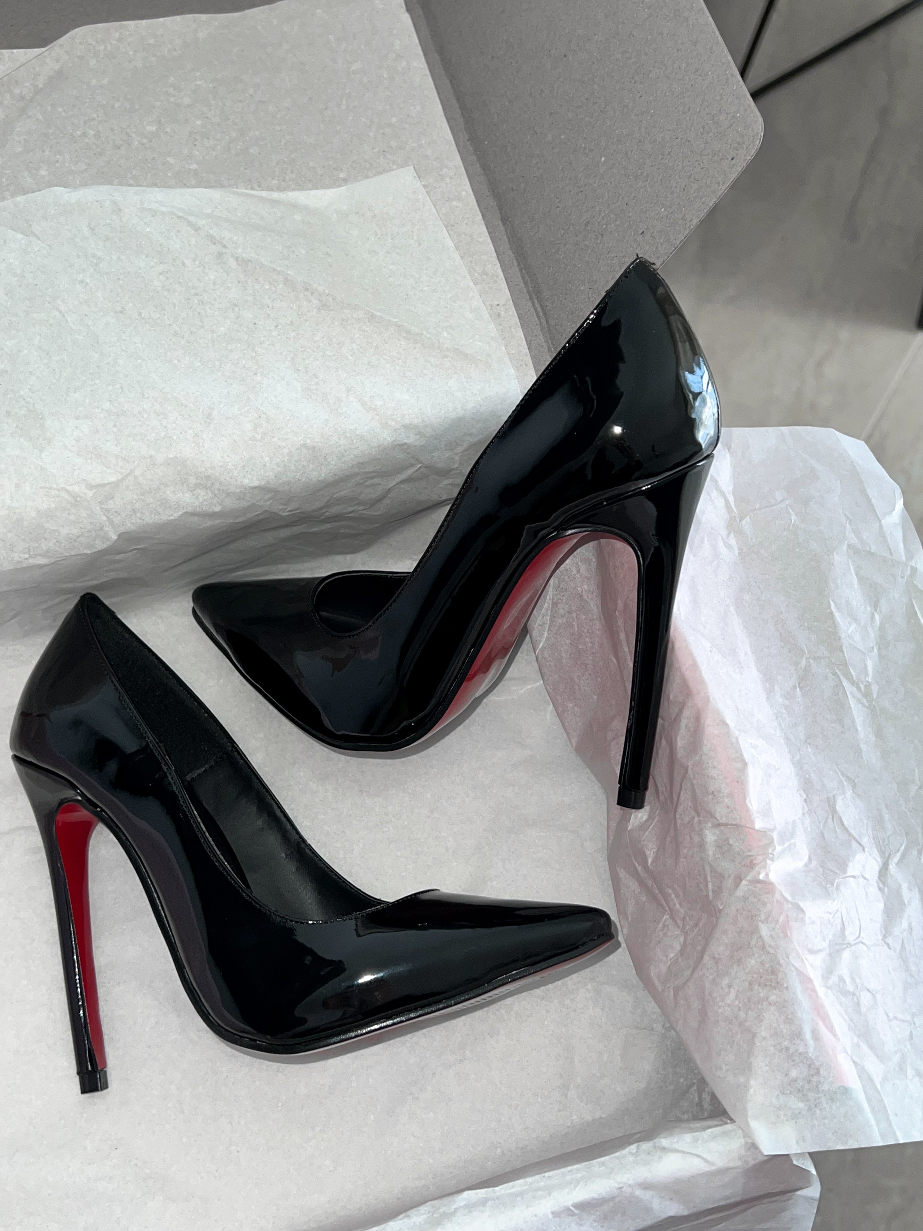 Zapatilla stiletto negro suela roja