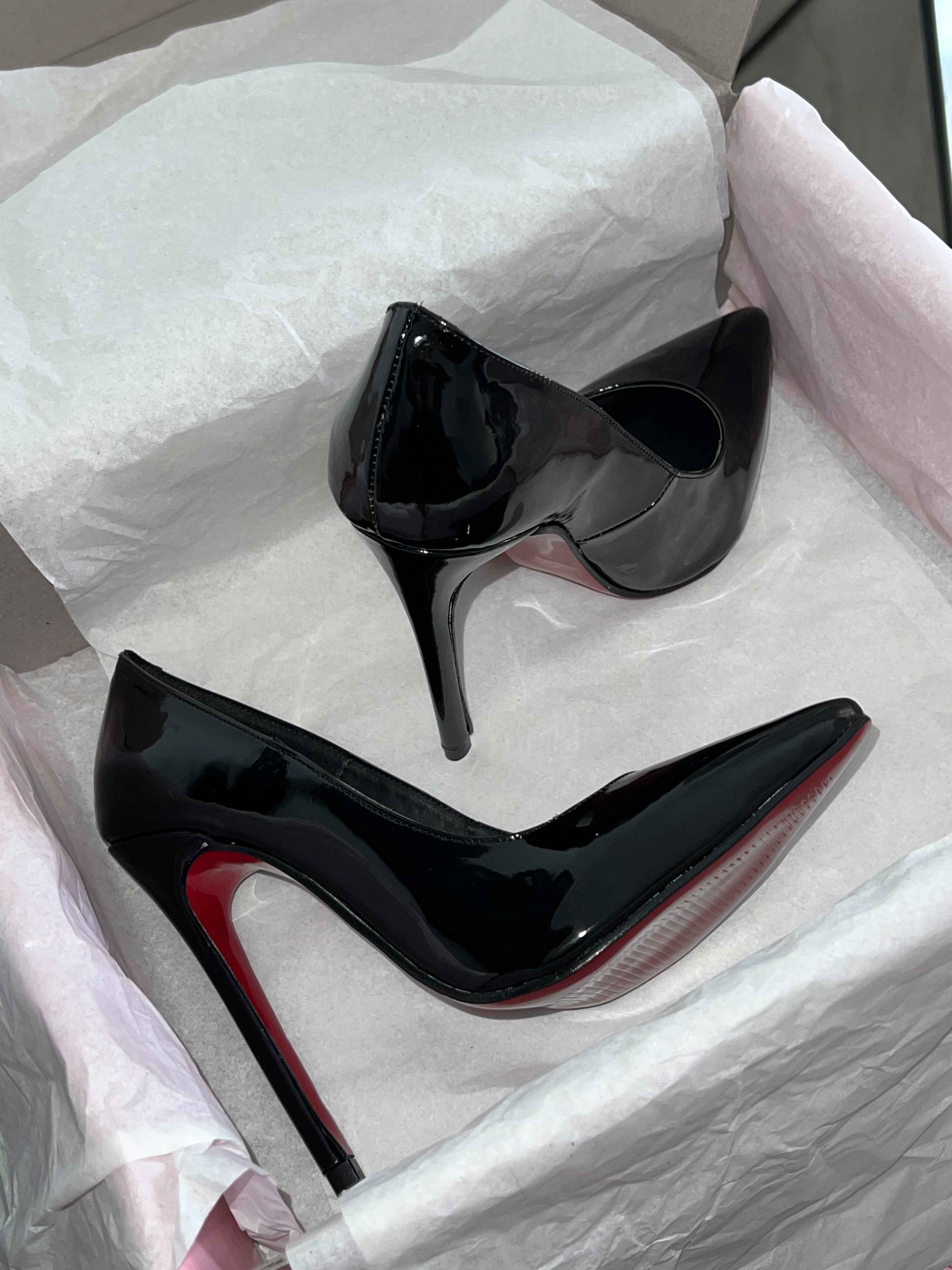 Zapatilla stiletto negro suela roja