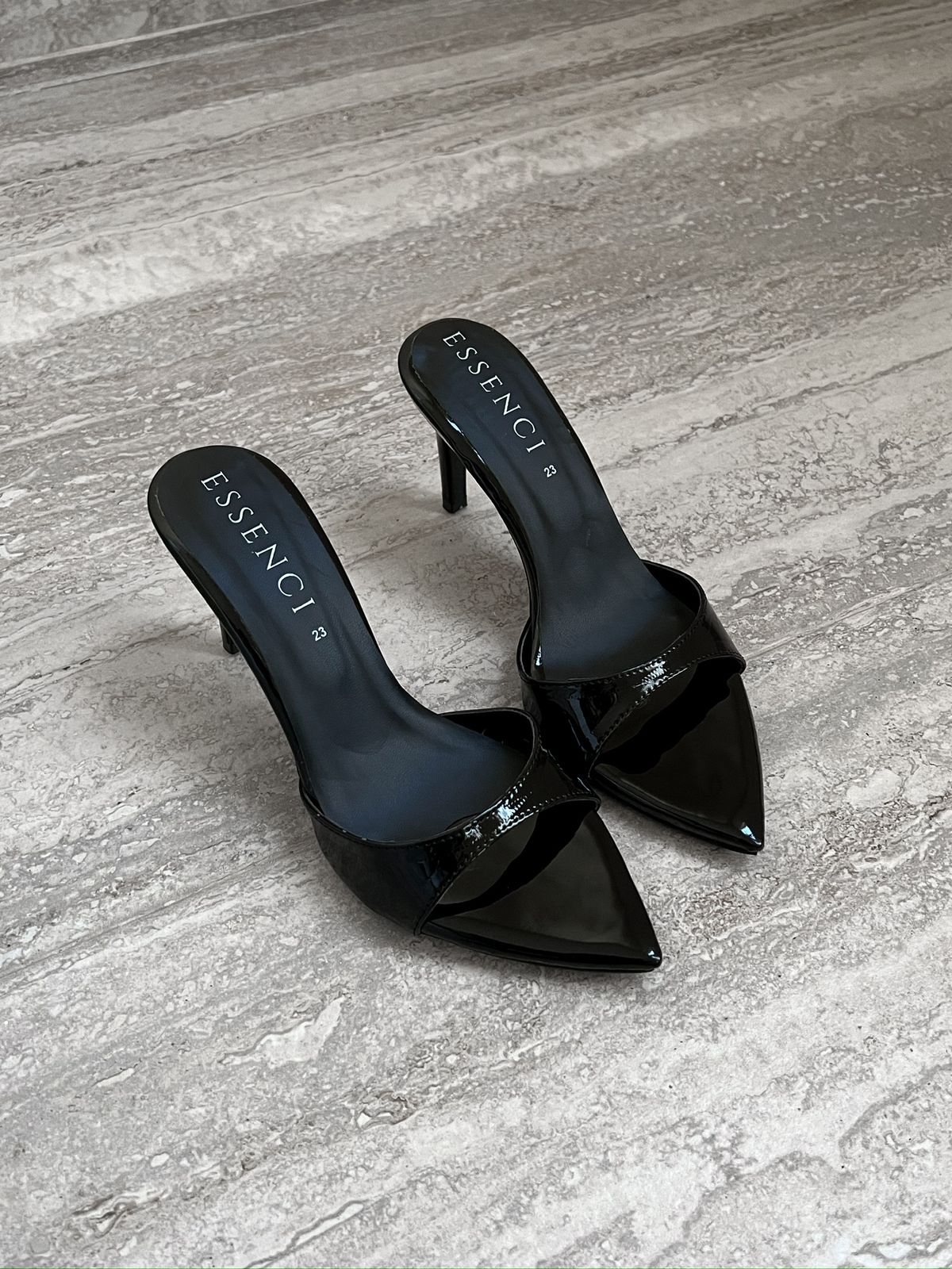 Zapatilla destalonada estilo mule